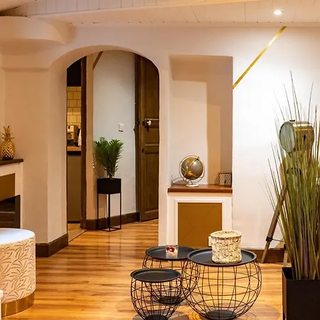 Magnifique Place Nationale Apartamento *